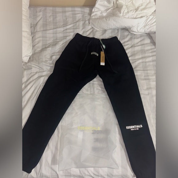 Essential black sweatpants Size medium